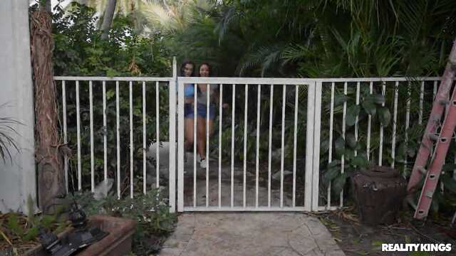 Трое влюбленных: Лысый и две соседки.