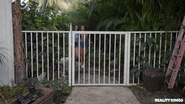 Желідегі комментатормен жыныстық қатынас Олар видеоны ұрлайды және ұрлайды