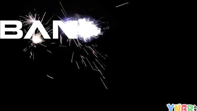 Se quitó el pijama de la Latina y la arrancó