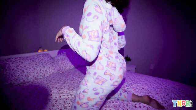 Se quitó el pijama de la Latina y la arrancó