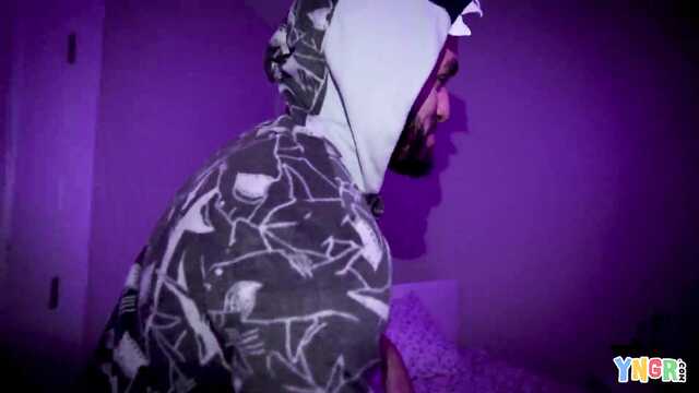 Se quitó el pijama de la Latina y la arrancó