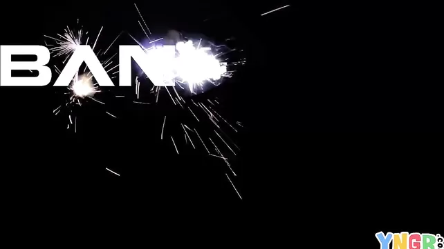 Пижаманы латинкадан алып тастап, оны жұлып алды