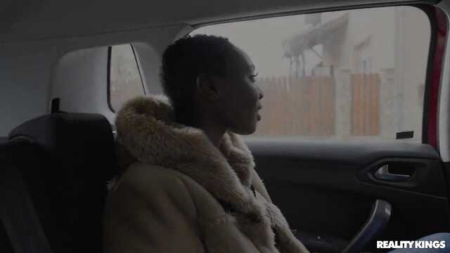 Der Kerl wollte Exoten und er hat eine schwarze Frau gefickt