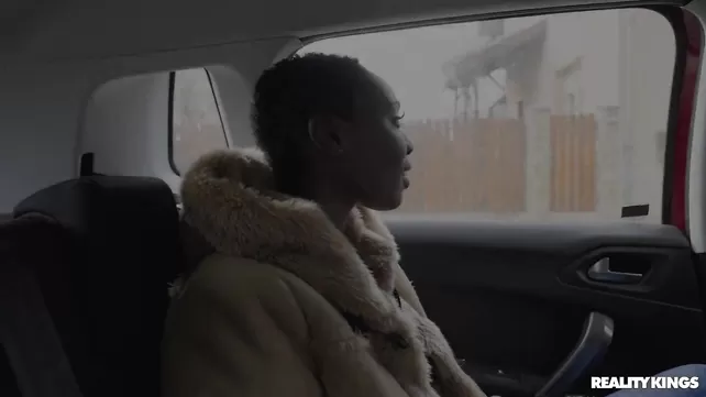 Жігіт алғысы келді экзотиктер және ол трахнул негритянку