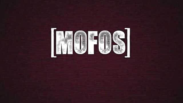 Opalona dziewczyna lubi twardy seks z uduszeniem