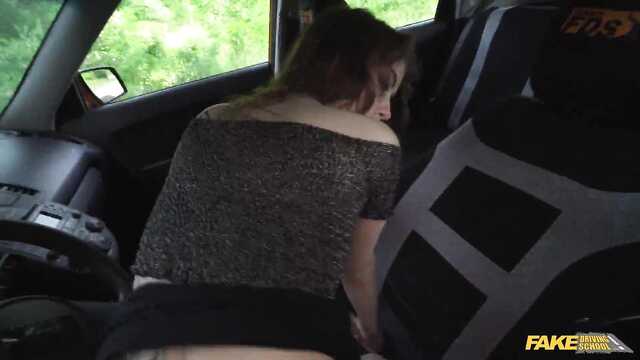 Девушка попала в фейк-такси и отсосала член.