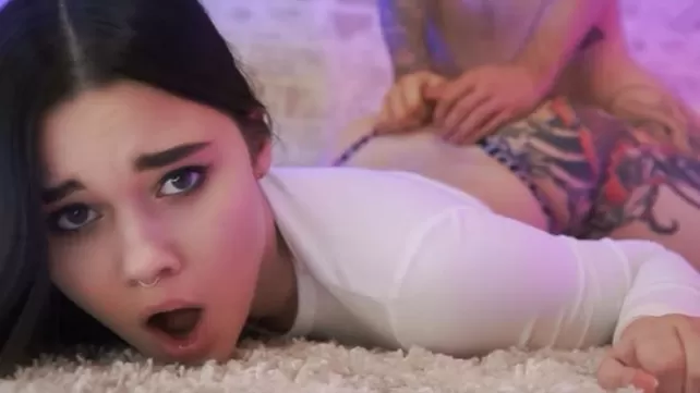 Modelo web suga e levanta-se câncer
