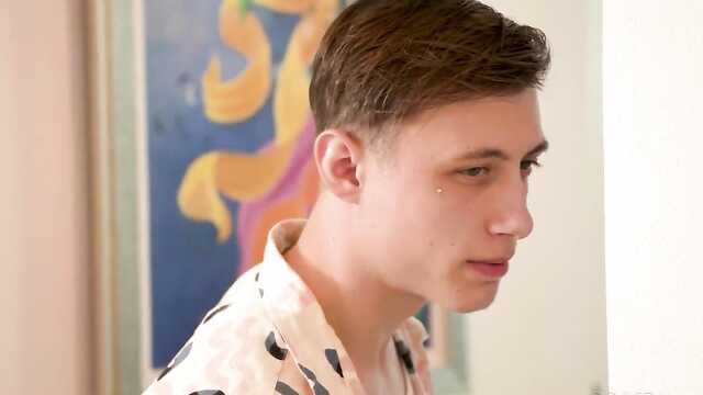 Linda estudiante follada en el culo por la madrastra, que se encontró masturbándose en la cámara