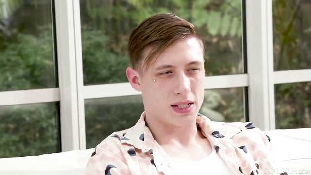 Linda estudiante follada en el culo por la madrastra, que se encontró masturbándose en la cámara