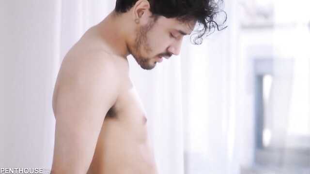 Blondi cieszy się seks na kanapie i niesamowite Cums