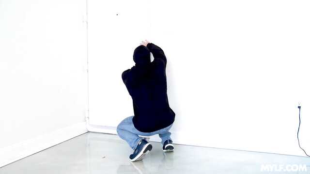 Соблазнительная милашка: сильный мужик под влиянием.