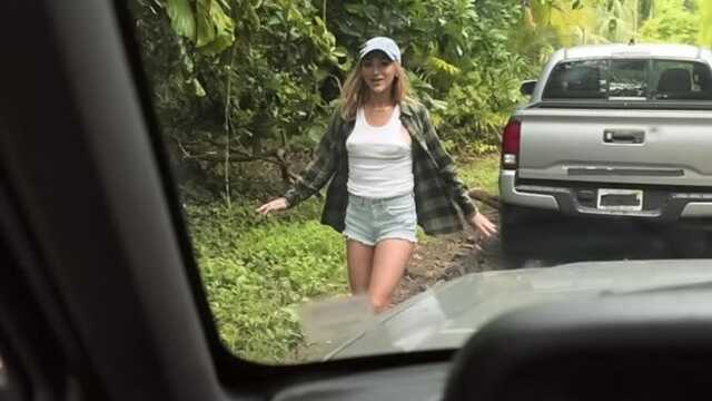 Блондинка с милым спасителем в пикапе.