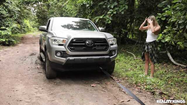 Блондинка с милым спасителем в пикапе.