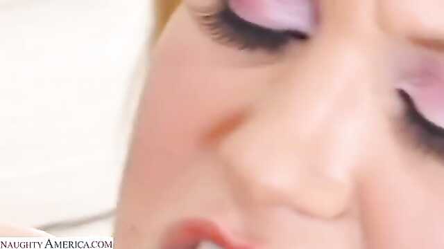 MILF experiente recebeu o pau de um amante maduro na buceta