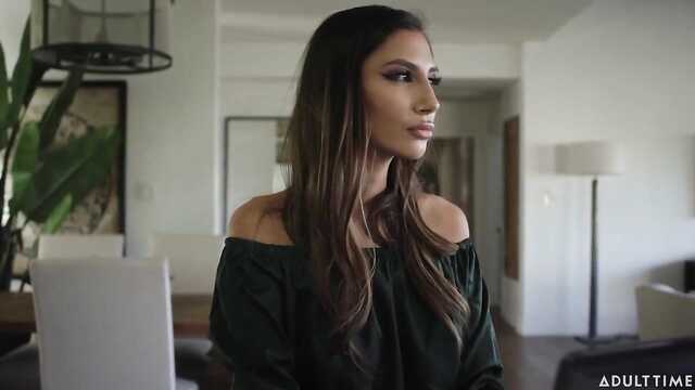 Двое мужчин трахают потрясающую красотку.