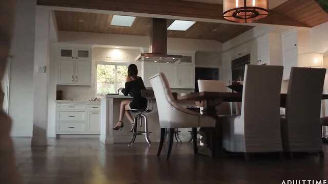 Двое мужчин трахают потрясающую красотку.