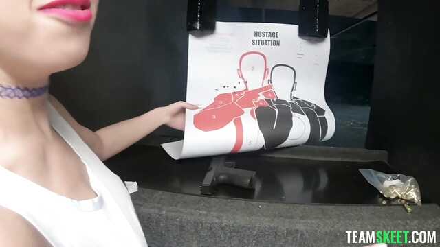 Naga Nastolatka świetnie się pieprzy w pokoju hotelowym