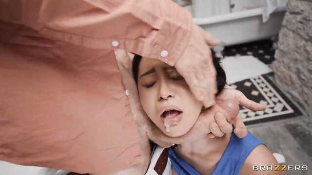 Urocza azjatka cieszy się ogromnym nocniku brata swojego ukochanego narzeczonego