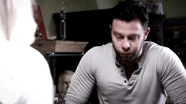 Guapo musculoso le gustó tanto en la entrevista que el futuro jefe se entregó de inmediato a él