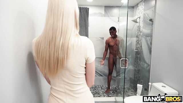 Ciekawa Blondynka zobaczyła dużego kutasa czarnego sąsiada i naprawdę chciała go doświadczyć na sobie