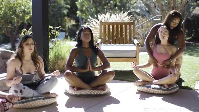 Закончился йога романтическими ласками.