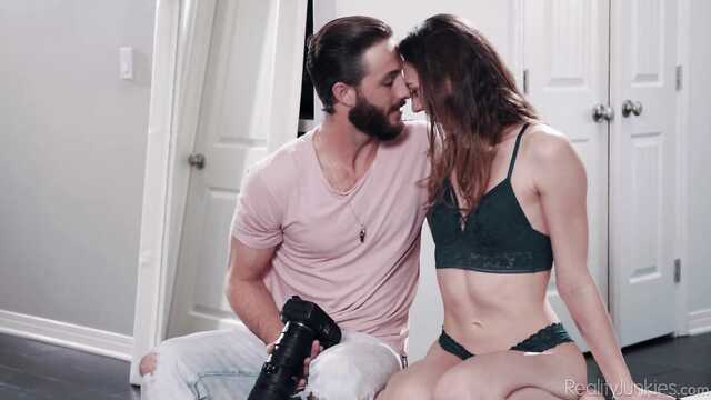 Szczupła modelka rozłożyła nogi przed fotografem