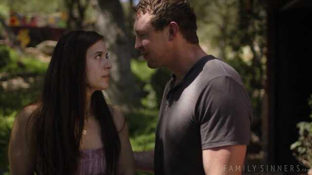 Pareja joven folla activamente en un Jardín sombreado