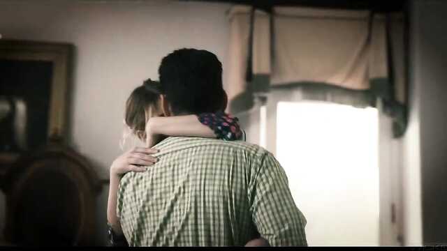 Romantyczna para delikatnie pieprzy się w sypialni