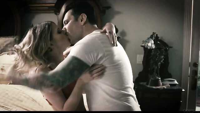 Romantyczna para delikatnie pieprzy się w sypialni