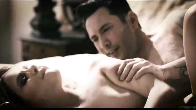 Romantyczna para delikatnie pieprzy się w sypialni