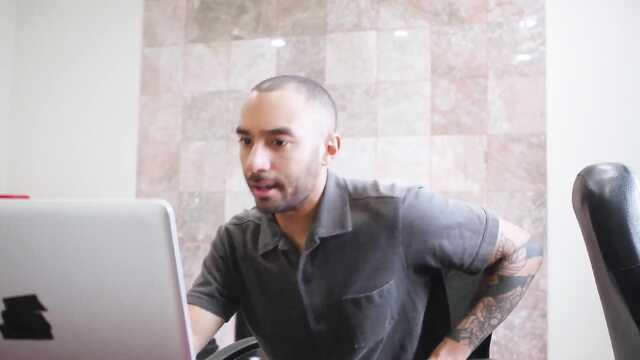 Babe in einem kurzen Kleid saugt und fickt perfekt