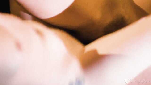 Dojrzała lesbijka liże cipkę młodej