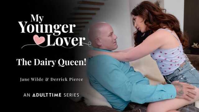 Dojrzały łysy facet cieszy się ciałem młodej laski