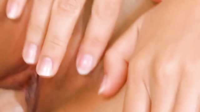 Azjatka podnieca mocny trzon i wstaje Na pieska