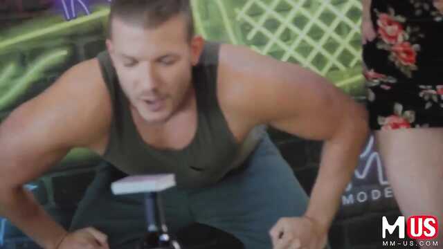 Dziewczyny pieprzą się z facetami w karaoke i jęczą z haju