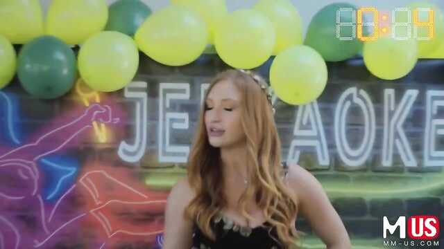 Dziewczyny pieprzą się z facetami w karaoke i jęczą z haju