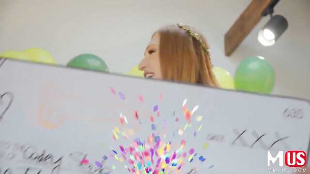 Dziewczyny pieprzą się z facetami w karaoke i jęczą z haju