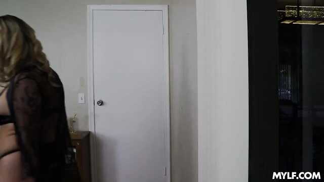 Өгей шешесі трахаться және сұрады өгей ұлының қанағаттандыру