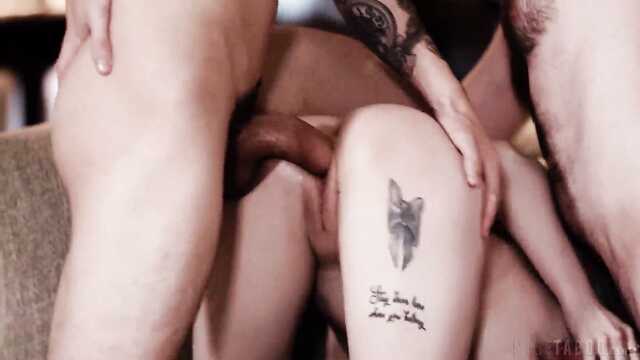 Morena al mismo tiempo satisface todos los agujeros y papá y hijo