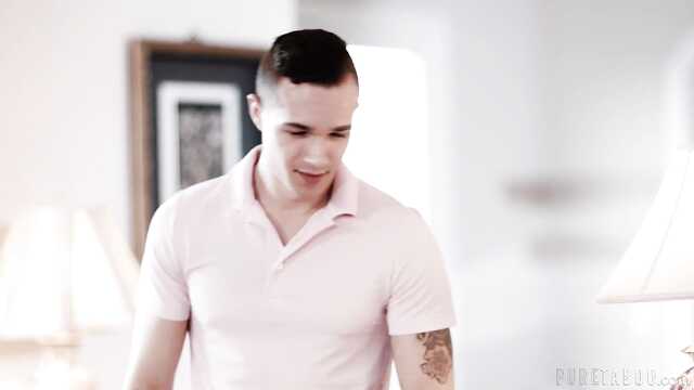 Morena al mismo tiempo satisface todos los agujeros y papá y hijo