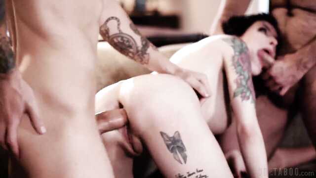 Morena al mismo tiempo satisface todos los agujeros y papá y hijo