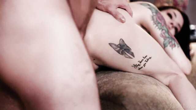 Morena al mismo tiempo satisface todos los agujeros y papá y hijo