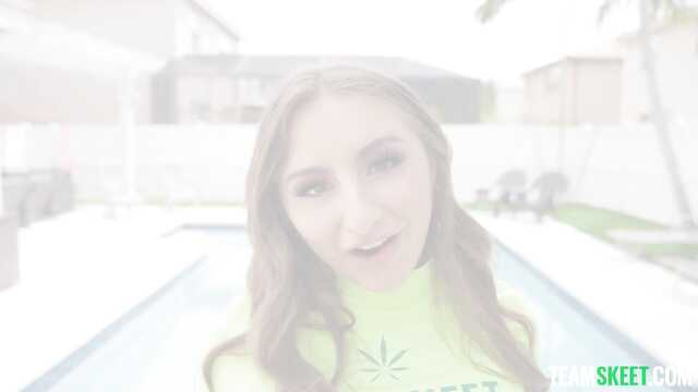 Piękna dziewczyna lubi się pieprzyć nowotworem na kanapie