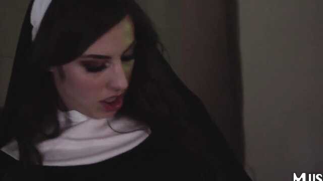 Монахиня изгоняет бесов своей пиздой.