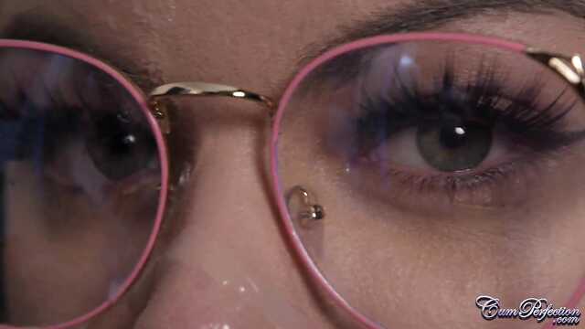 Die Sekretärin bringt den Schwanz des Chefs in wenigen Minuten mit den Lippen zum Orgasmus