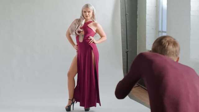 Czarnobylski kutas fotografa wierci pelotkę eleganckiej Blondynki