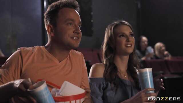 Жадные ласки и страстный секс в подсобке кинотеатра.