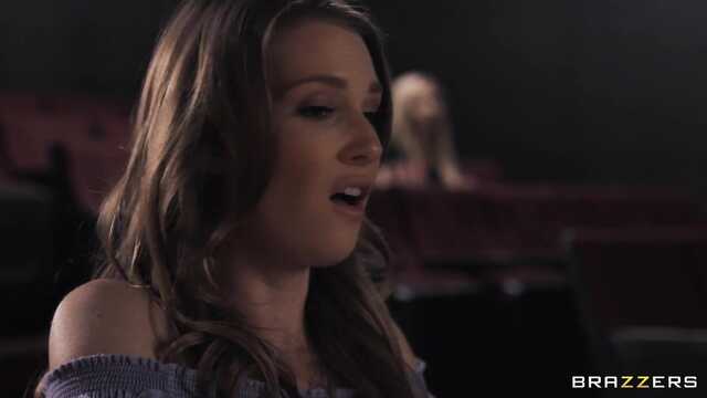 Жадные ласки и страстный секс в подсобке кинотеатра.