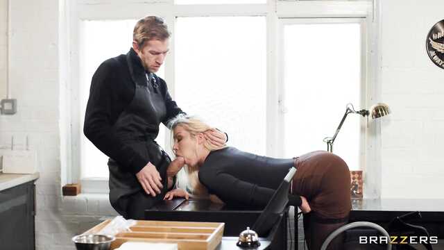 Der Barista frisst eine kurvige Blondine im Café mit einem riesigen Schwanz