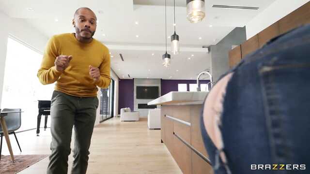 Jedną bielankę Negroid smaży w Mandu, a drugą rozwala zad